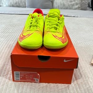 Nike new w/box running sneaker